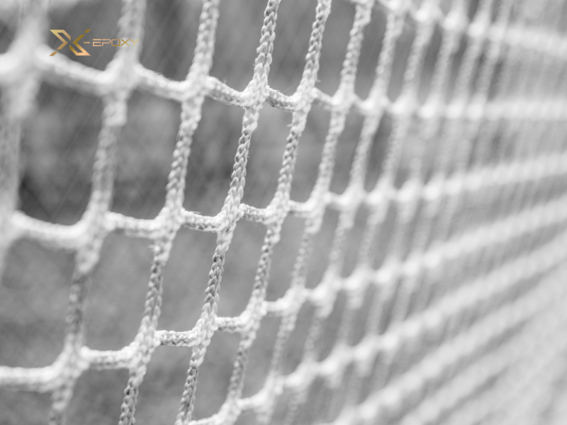 Cố định các mép lưới và cáp.