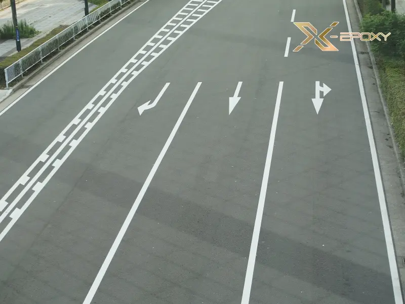 Sơn epoxy kẻ vạch là gì? Sơn vạch kẻ đường quy trình thi công đúng chuẩn 7 Bám dính tốt trên nhiều loại bề mặt đường, bao gồm cả bê tông và nhựa đường