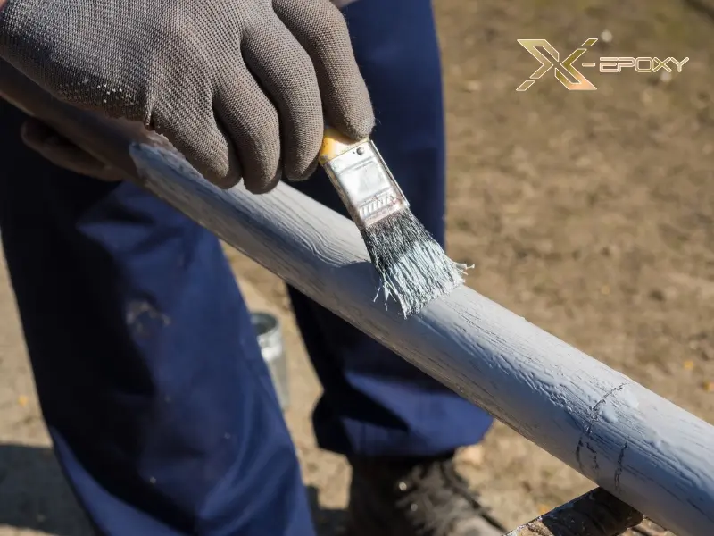 Thi công lớp sơn lót epoxy đều trên bề mặt đã chuẩn bị