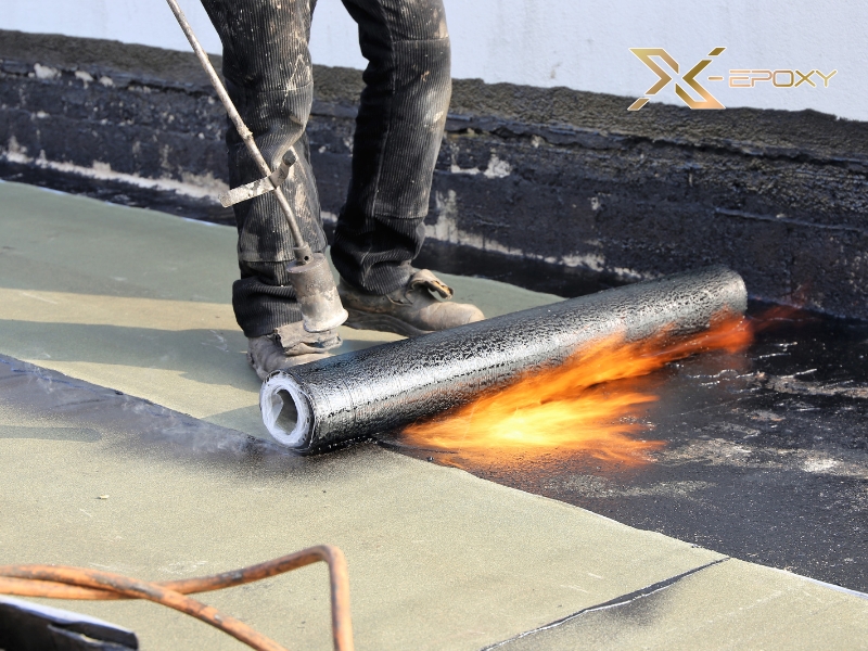 Khò đều tay, tránh tập trung nhiệt quá lâu tại một điểm để không làm hư lớp chống thấm