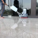 X-Epoxy đang tiến hành đánh bóng bề mặt sàn tại một quán Cà Phê Coffee House