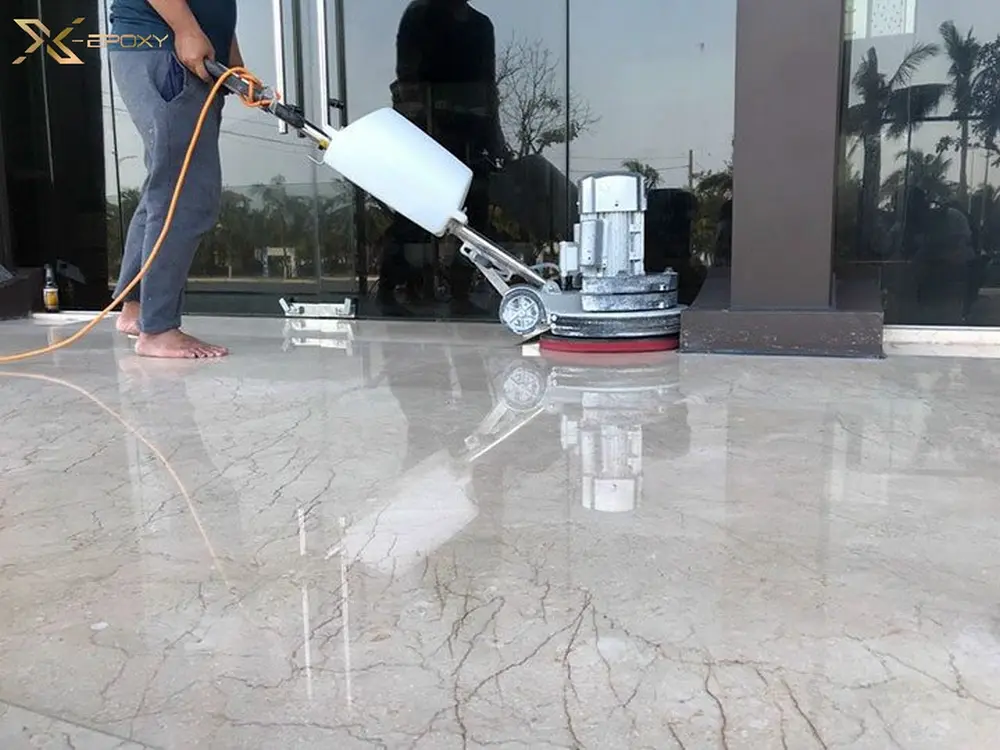X-Epoxy đang tiến hành đánh bóng bề mặt sàn tại một quán Cà Phê Coffee House