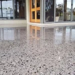 Sau đánh bóng và phủ sơn epoxy, mặt sàn sáng bóng, không trơn trượt, tăng tính thẩm mỹ cho không gian quán