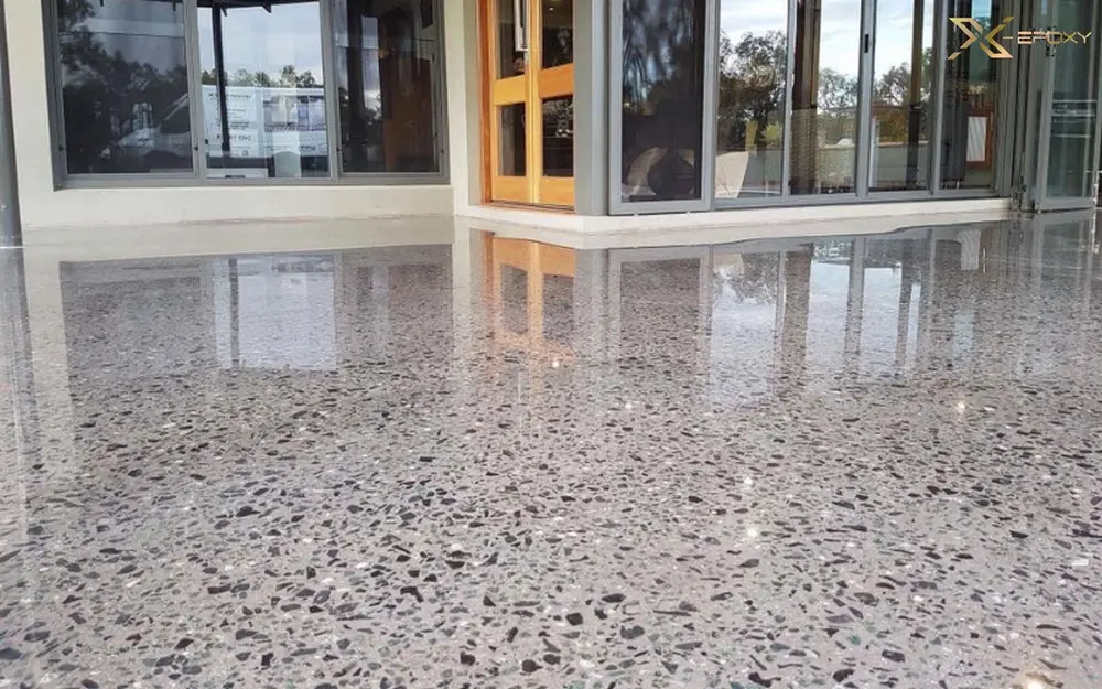 Sau đánh bóng và phủ sơn epoxy, mặt sàn sáng bóng, không trơn trượt, tăng tính thẩm mỹ cho không gian quán