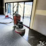 Công tác mài bóng bề mặt sàn Nhà Máy Nội Thất Tiến Đạt với máy chuyên dụng của X-Epoxy