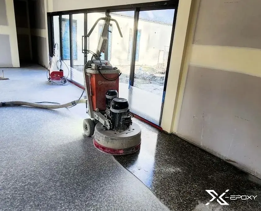 Công tác mài bóng bề mặt sàn Nhà Máy Nội Thất Tiến Đạt với máy chuyên dụng của X-Epoxy