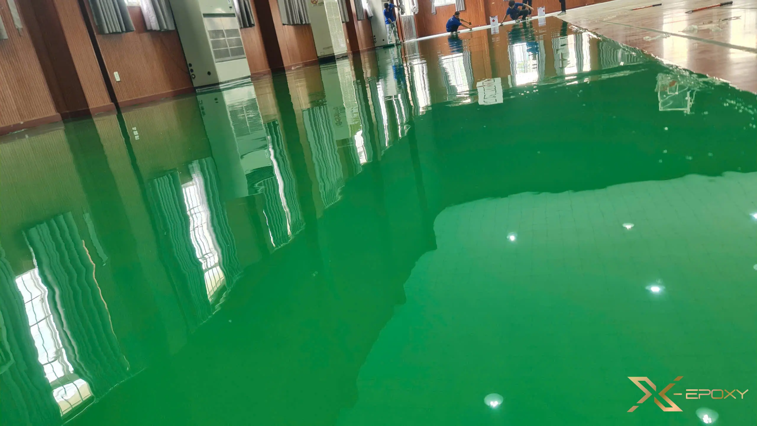 Đội ngũ kỹ thuật viên lành nghề của X-Epoxy đang thi công sơn sàn epoxy nhà máy sữa Vinamilk