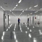 Đội ngũ thi công X-Epoxy đang tiến hành sơn lót trước khi sơn sàn epoxy tầng hầm tòa nhà COBI