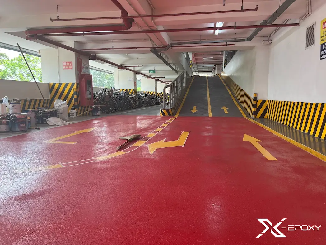 Thành phẩm khu vực ram dốc xuống tầng hầm tòa nhà COBI Tập Đoàn BDS Phú Mỹ Hưng được kẻ vạch sắc nét