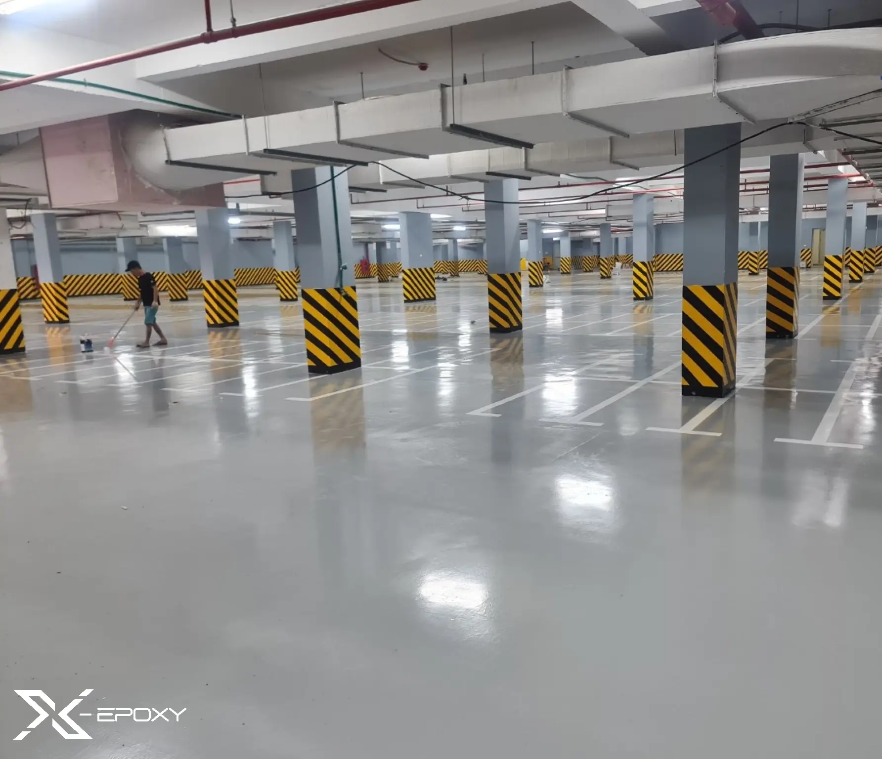 Khu vực chính tầng hầm tòa nhà COBI đang được X-Epoxy kẻ vạch phân khu vực đỗ xe