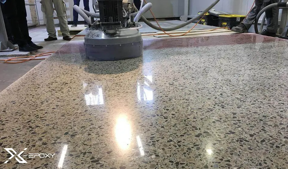 Đội ngũ X-Epoxy đang tiến hành mài bóng sàn bê tông TTTM Sài Gòn Center