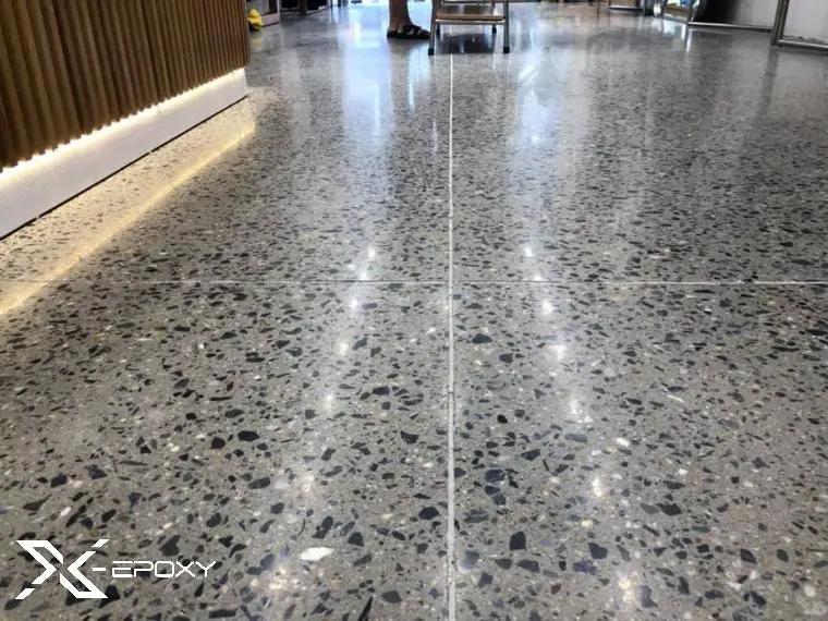 Sàn bê tông TTTM Sài Gòn Center sau khi hoàn thiện bóng đẹp, chịu lực và chống trơn trượt tốt