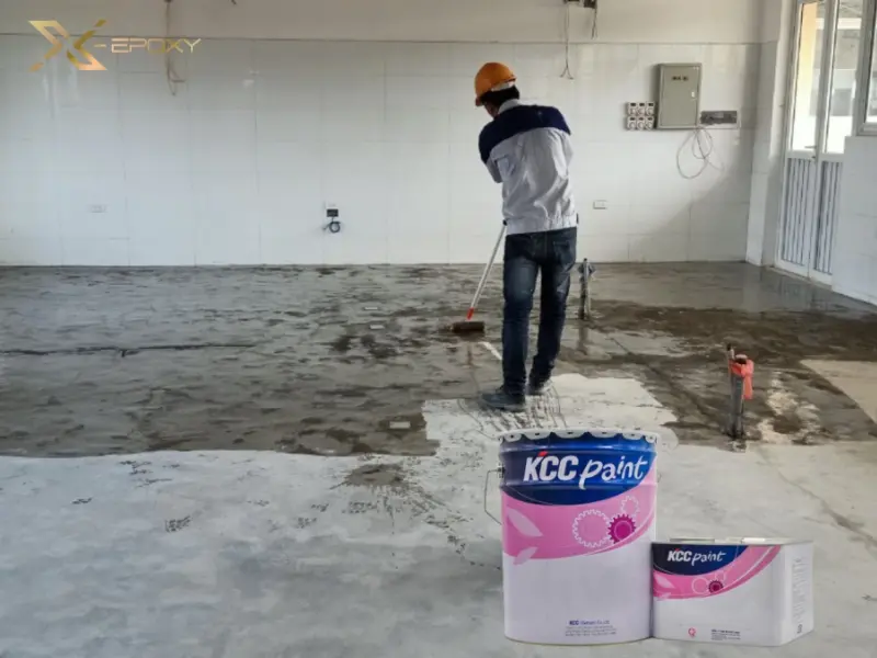 Lăn lớp sơn lót đảm bảo sự liên kết tốt giữa bề mặt sàn và lớp sơn chính