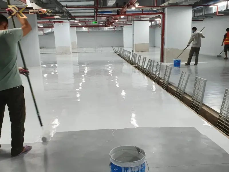 Báo giá thi công sơn sàn Epoxy trọn gói tại TP.HCM 2026 37 Thi công lớp sơn chống tĩnh điện và kiểm tra hoàn thiện