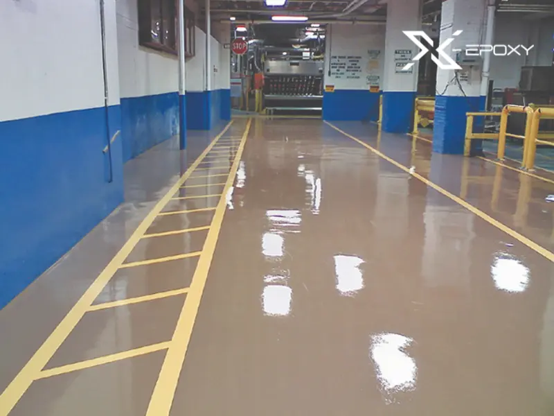 Các yếu tố như bề mặt sàn, độ ẩm không khí và loại sơn đều ảnh hưởng đến tiến độ và chất lượng thi công epoxy.