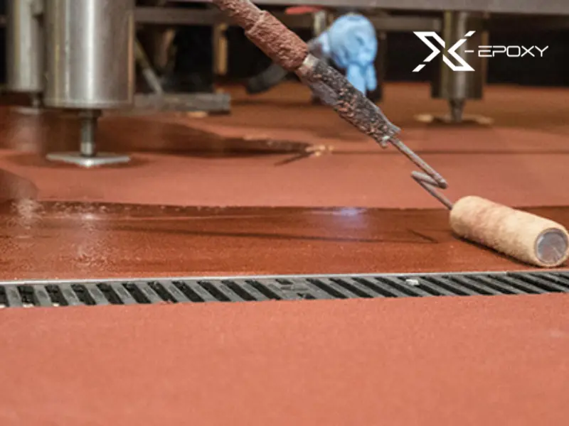 Thi công lớp sơn epoxy thứ hai – hoàn thiện độ bóng, độ bền và thẩm mỹ cho sàn nhà xưởng.