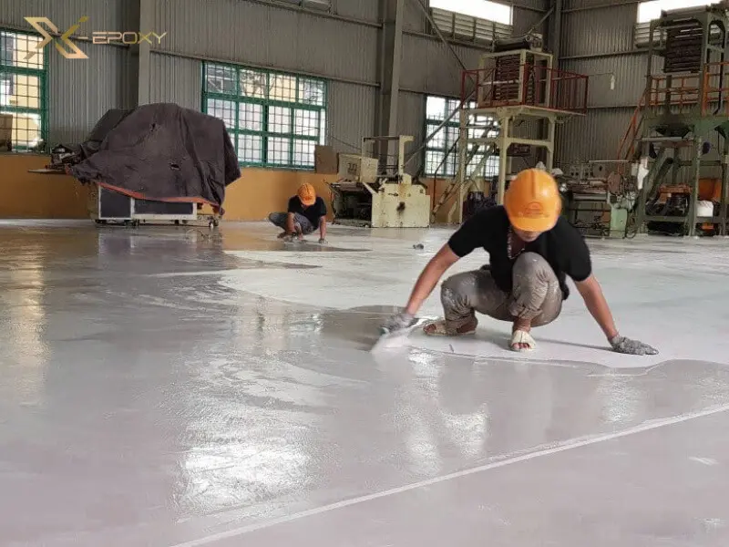 Thi công lớp sơn phủ kháng axit hoàn thiện