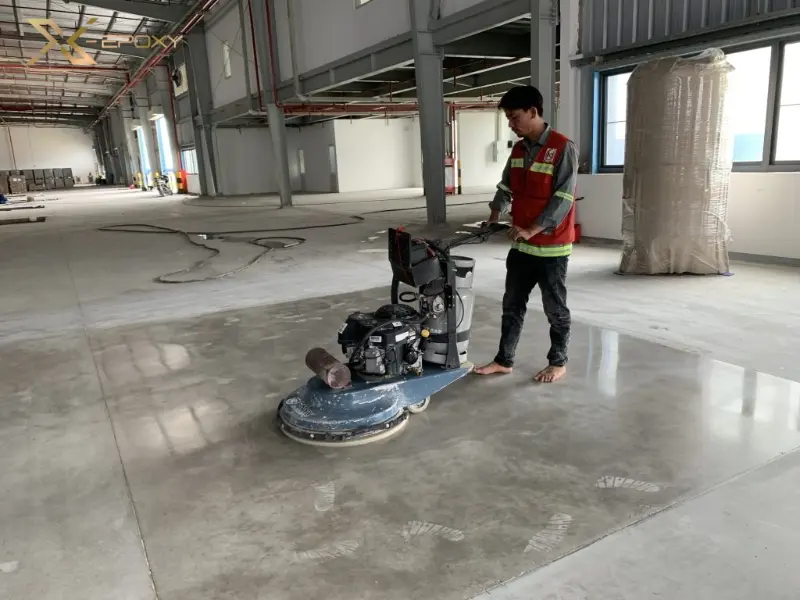 Sử dụng máy mài công nghiệp để loại bỏ tạp chất và tạo độ nhám