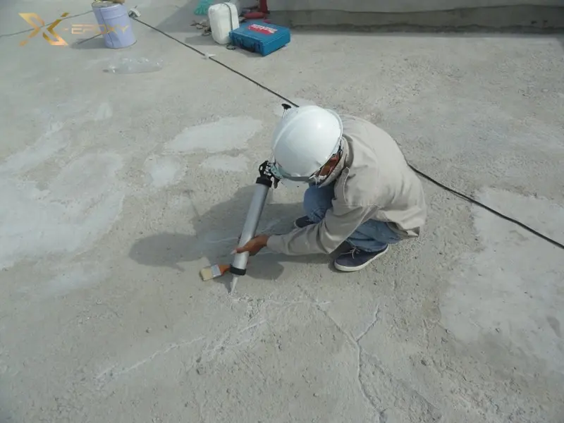 Trám vá các vết nứt, lỗ hổng bằng keo epoxy chuyên dụng