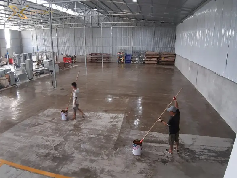 Lăn lớp sơn lót epoxy giúp thẩm thấu sâu, bịt kín bề mặt