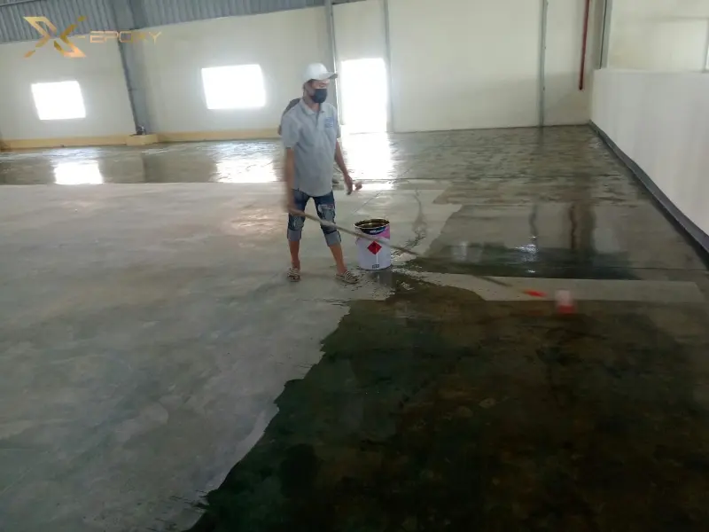 Thi công lớp sơn phủ epoxy kháng axit đầu tiên