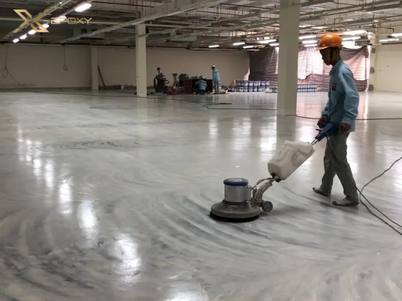 Xả nhám nhẹ bề mặt để loại bỏ các hạt sạn nhỏ