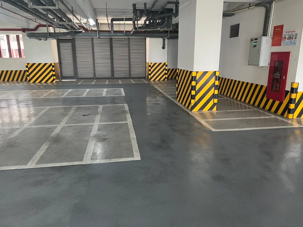 Ưu điểm & quy trình thi công sơn ram dốc tầng hầm chuẩn | Thi công sơn tầng hầm 24 Thi công sơn Epoxy tầng hầm nhà ở kết hợp văn phòng