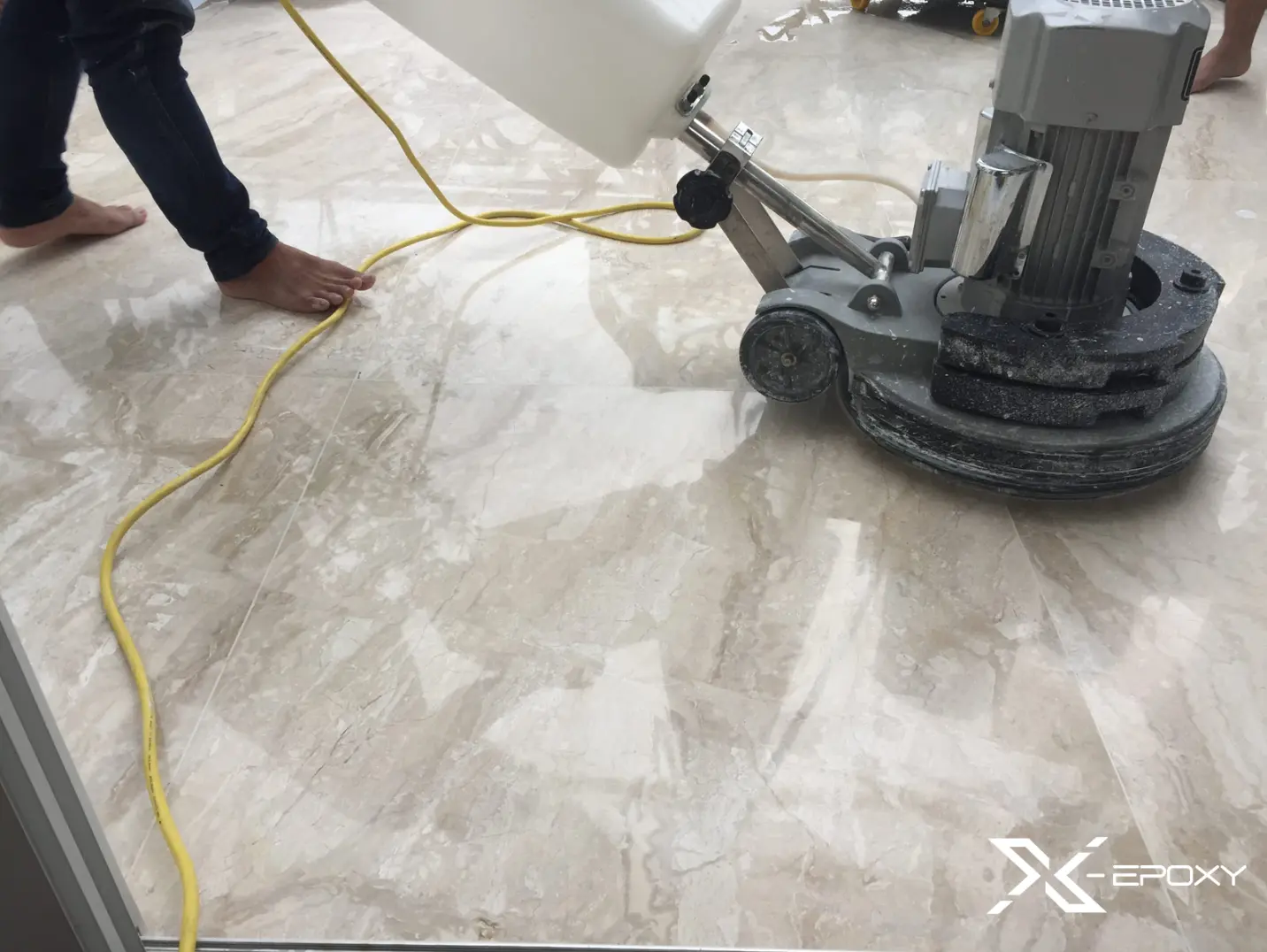Đánh bóng đá là quá trình xử lý bề mặt sàn đá với máy móc và hóa chất chuyên dụng để bề mặt sàn đá sạch sẽ, bóng đẹp hơn