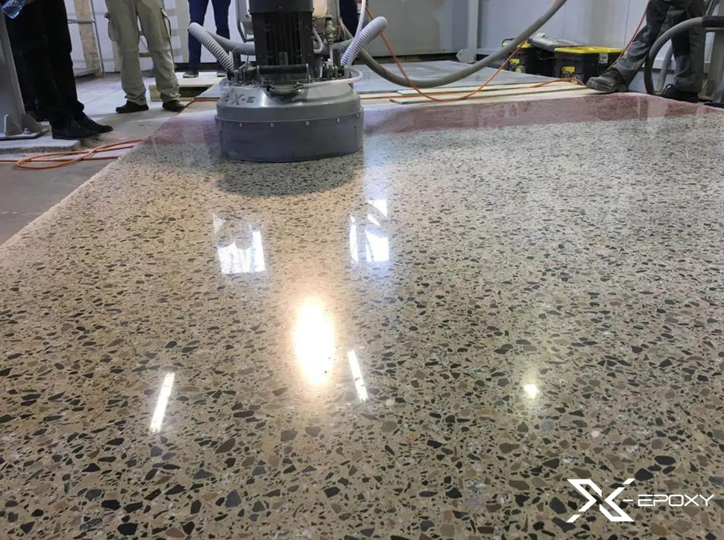Kết hợp đánh bóng đá các loại và làm sàn Epoxy giúp chủ đầu tư tiết kiệm chi phí mà vẫn sở hữu không gian sang trọng, bền bỉ 
