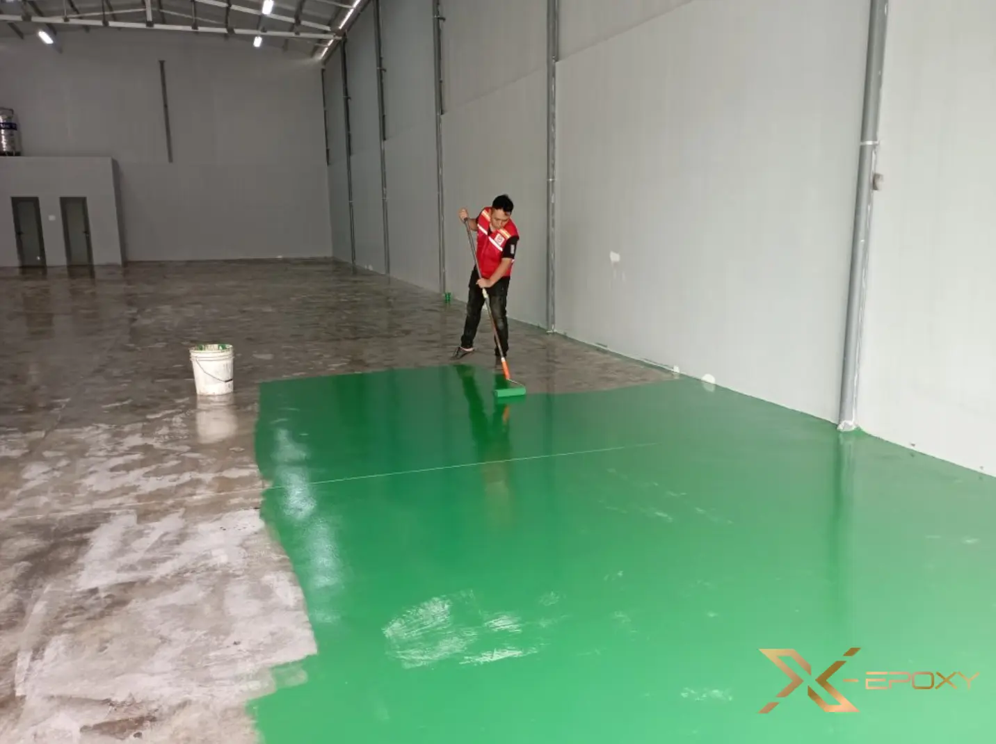 Với sơn phủ màu Epoxy, mỗi 1kg sơn sẽ thi công hoàn thiện được từ 4 - 5m² sàn bê tông