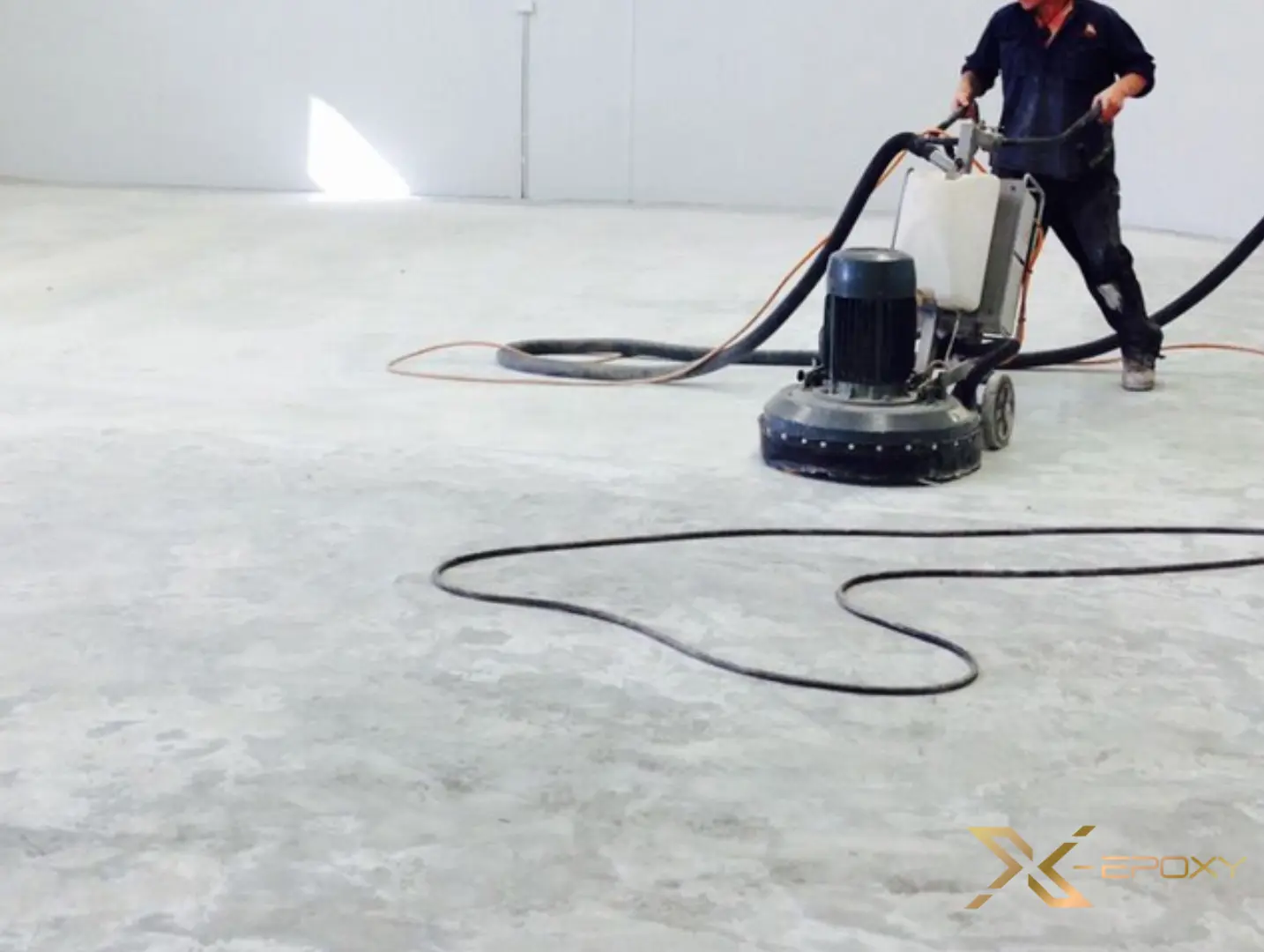 Xử lý bề mặt sàn betong trước khi thi công sàn Epoxy giả đá với máy mài công nghiệp