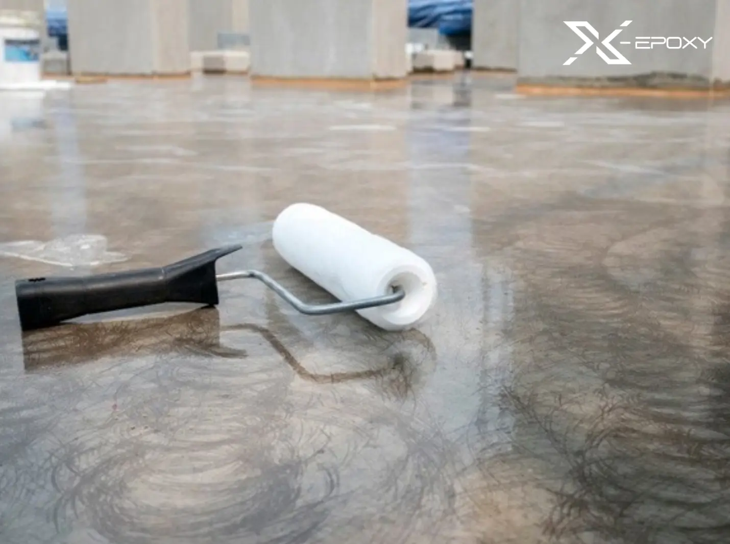 Sơn phủ 2 lớp sơn phủ Epoxy giả đá là bước cuối cùng của quá trình thi công