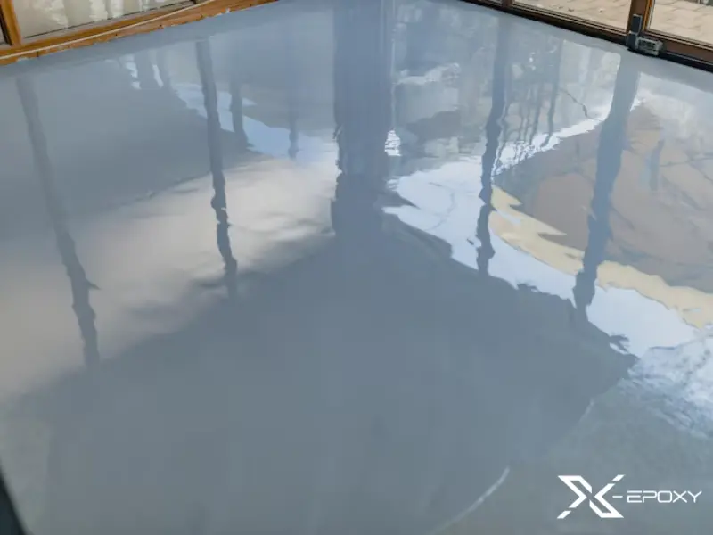 Sơn phủ epoxy có độ bám dính tốt, phù hợp với nhiều loại bề mặt khác nhau
