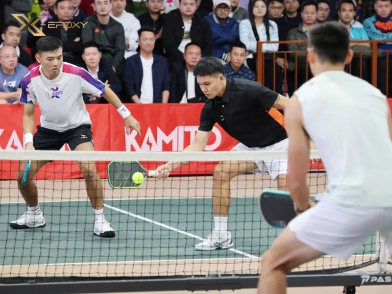 Điều phối bóng ép đối thủ sai vị trí