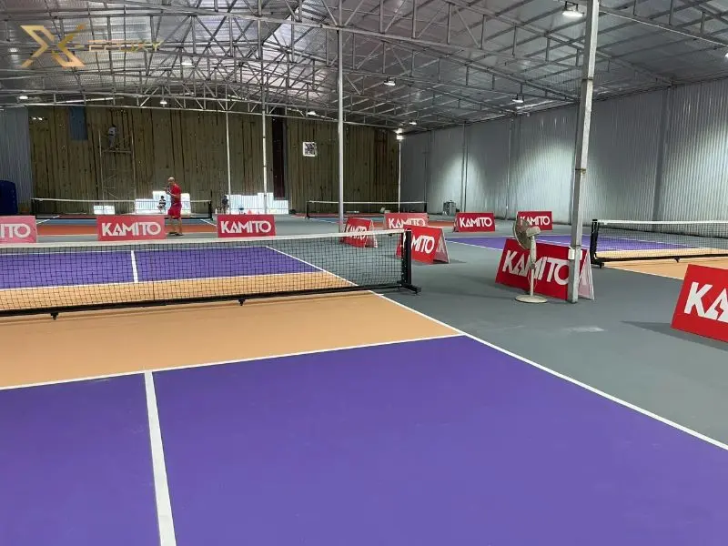 Chiều cao trần nhà tối thiểu của sân pickleball là 4,5 mét