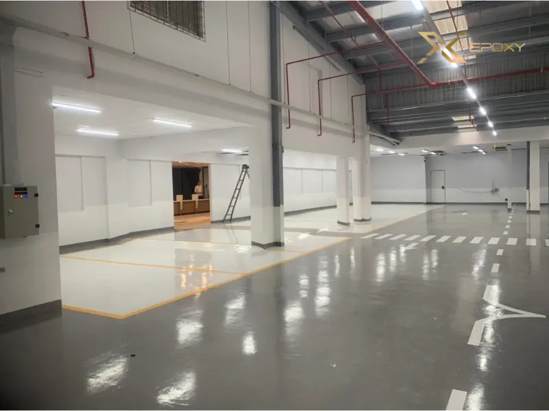 Sàn nhà xưởng được sơn Epoxy Jotun màu xám ghi sạch sẽ, bền bỉ.