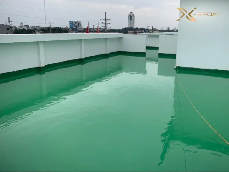 Một sân thượng bê tông đã được thi công chống thấm hoàn chỉnh với hệ thống thoát nước được kiểm tra kỹ lưỡng, đảm bảo không ứ đọng nước.