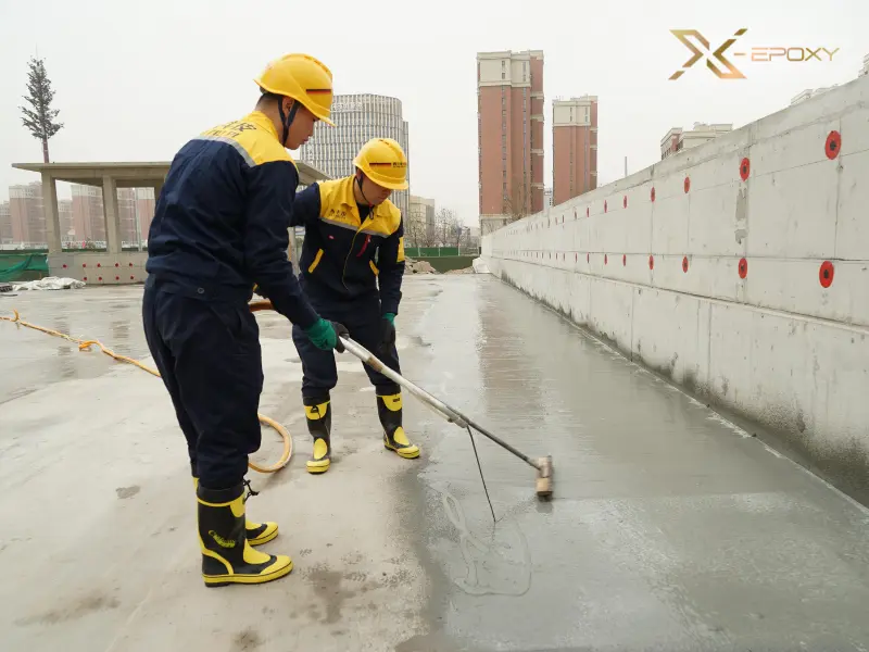 Quy trình chuẩn bị bề mặt sân thượng bằng cách làm sạch bụi bẩn và loại bỏ các vật liệu cũ, đảm bảo bề mặt khô ráo và bằng phẳng trước khi thi công chống thấm.