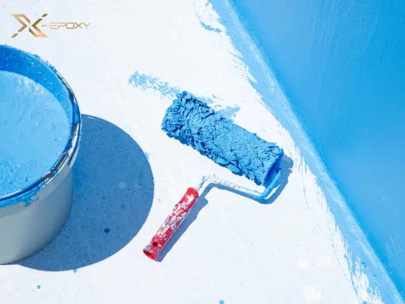 Thi công lớp phủ Neomax 820 bằng rulo đảm bảo độ dày đồng đều và bề mặt hoàn thiện láng mịn.