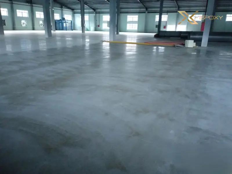 Việc sử dụng máy mài và máy hút bụi công nghiệp là bước không thể thiếu để đảm bảo bề mặt sạch, phẳng và có độ bám dính tốt nhất.