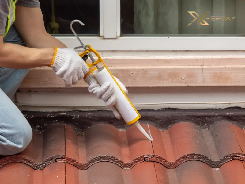 Thi công keo silicon đúng kỹ thuật là chìa khóa để xử lý khe hở giữa mái tôn và tường hiệu quả.