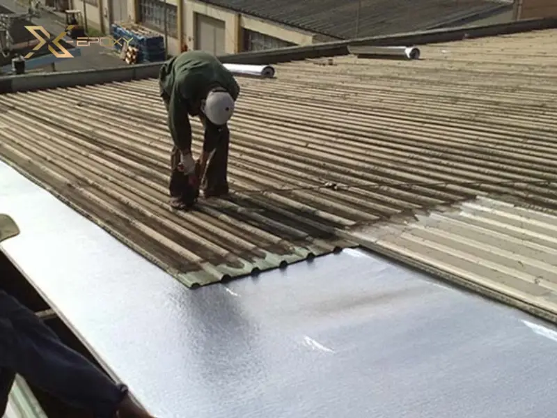 Tấm xốp cách nhiệt được lắp đặt dưới mái tôn giúp ngăn chặn bức xạ nhiệt