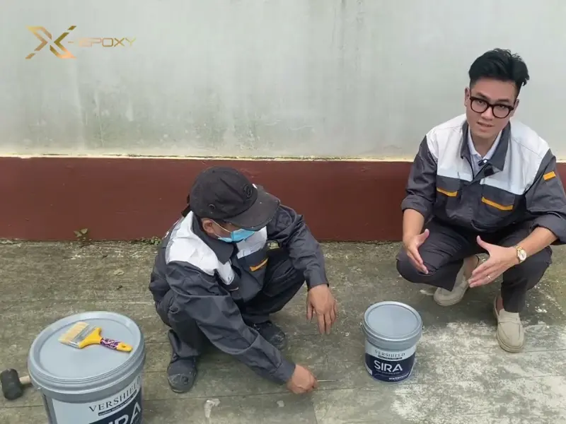 9+ phương pháp xử lý chống thấm ngược trần nhà nhanh chóng, an toàn 7 Thi công sơn chống thấm SIRA-SR01 lên bề mặt trần