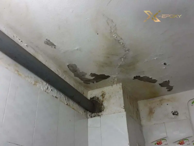 Nguyên nhân gây thấm sàn nhà vệ sinh thường đến từ vết nứt, hở