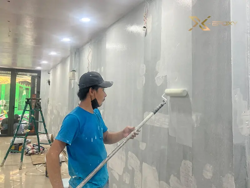 Sử dụng sơn chống thấm cho tường mới xây giúp ngăn thấm từ đầu, tăng tuổi thọ công trình