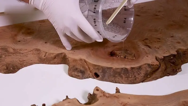 Tạo khuôn cố định keo epoxy