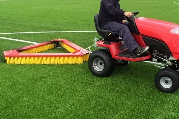 Thi công sân bóng đá cỏ nhân tạo: quy trình & báo giá 9 Máy chải cỏ và dụng cụ rải