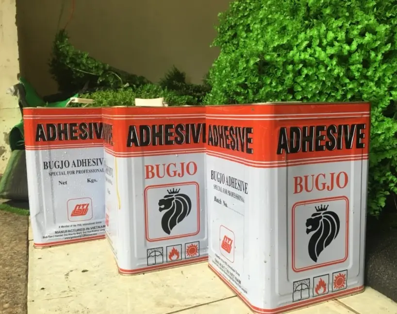 Thi công sân bóng đá cỏ nhân tạo: quy trình & báo giá 3 Keo dán chuyên dụng