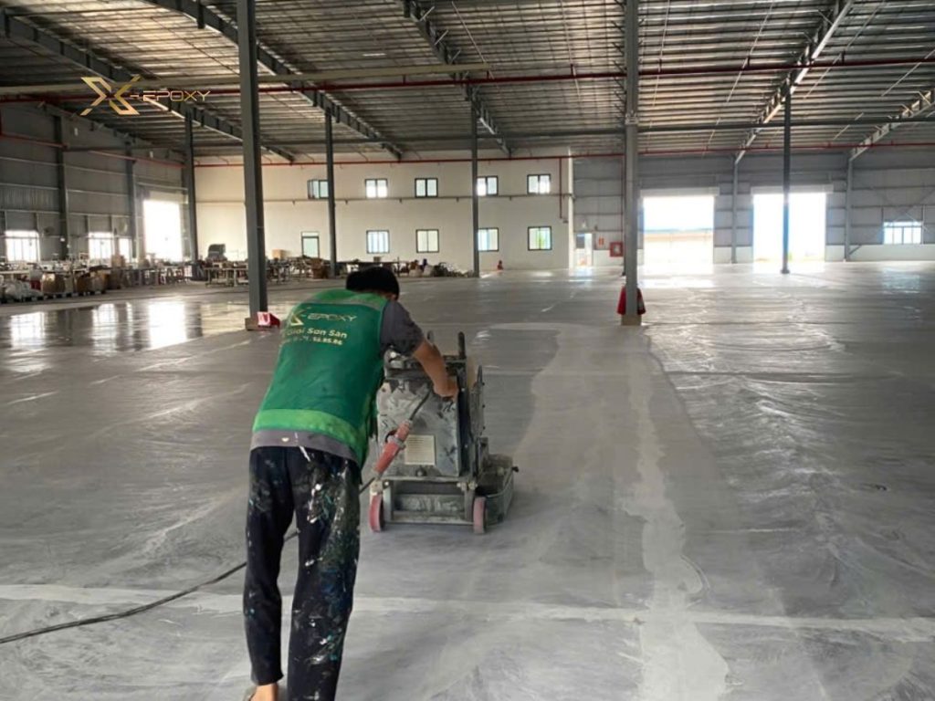 Bột đá CaCO3: Giải pháp xử lý nền xốp 3.500m² tại KCN Dầu Giây 8 Xả bề mặt tạo độ mịn trước khi lăn lớp 1