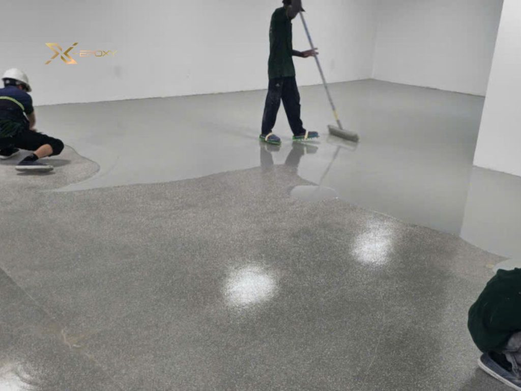 Giải pháp sơn tự san phẳng giả đá cho phòng LAB hóa tại tòa Sacom 9 Công đoạn phủ lớp PU bảo vệ siêu cường, tăng độ láng mịn và tinh xảo cho bề mặt sàn